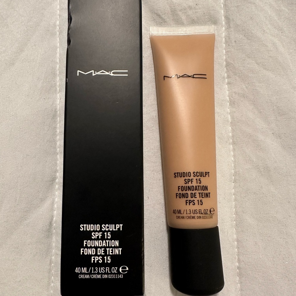 MAC Studio Sculpt SPF 15 Foundation NW20